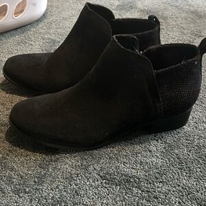 Tom’s size 9.5 woman’s low black boot